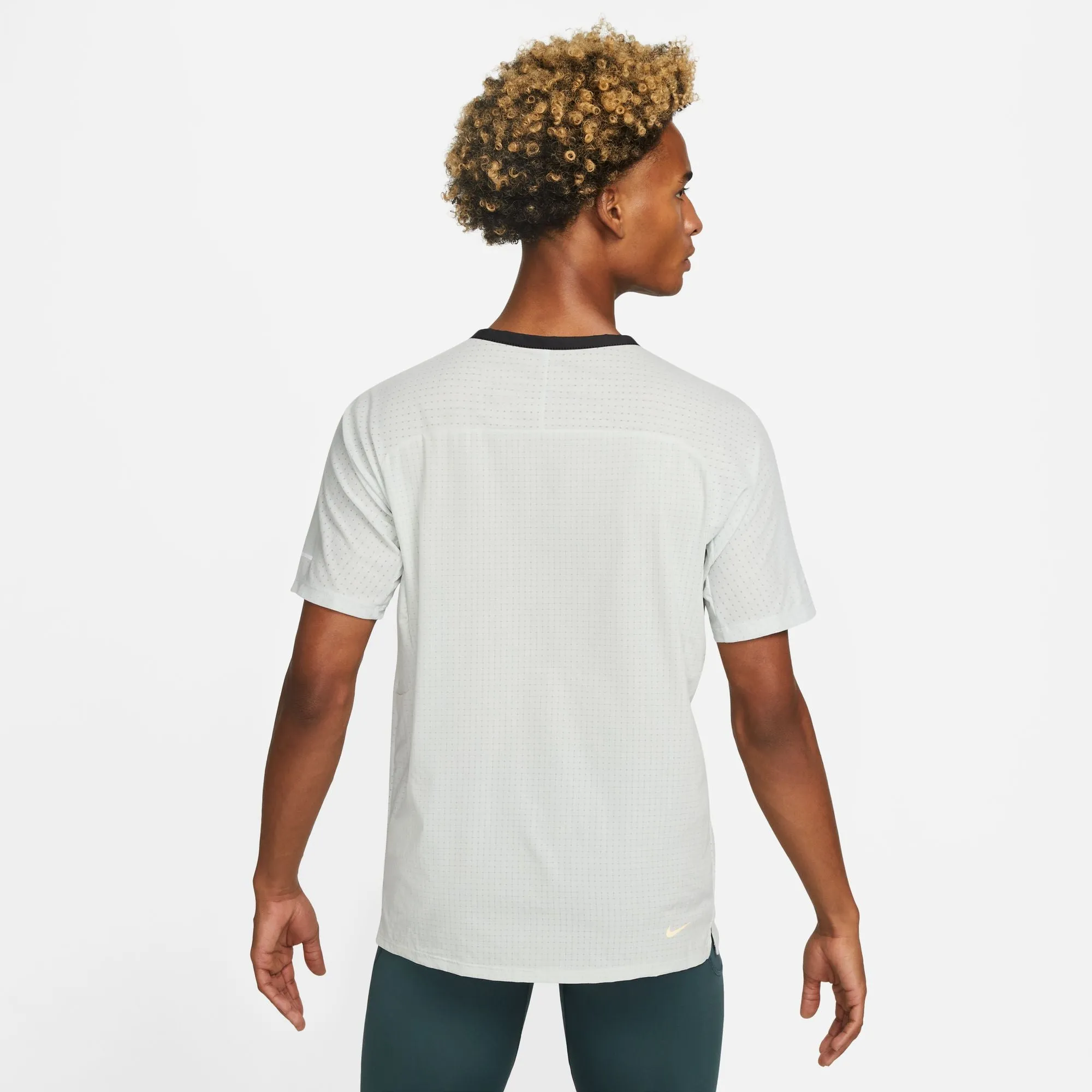 Nike Men's Dri-FIT Trail Solar Chase Tee Light Silver / Citron Pulse