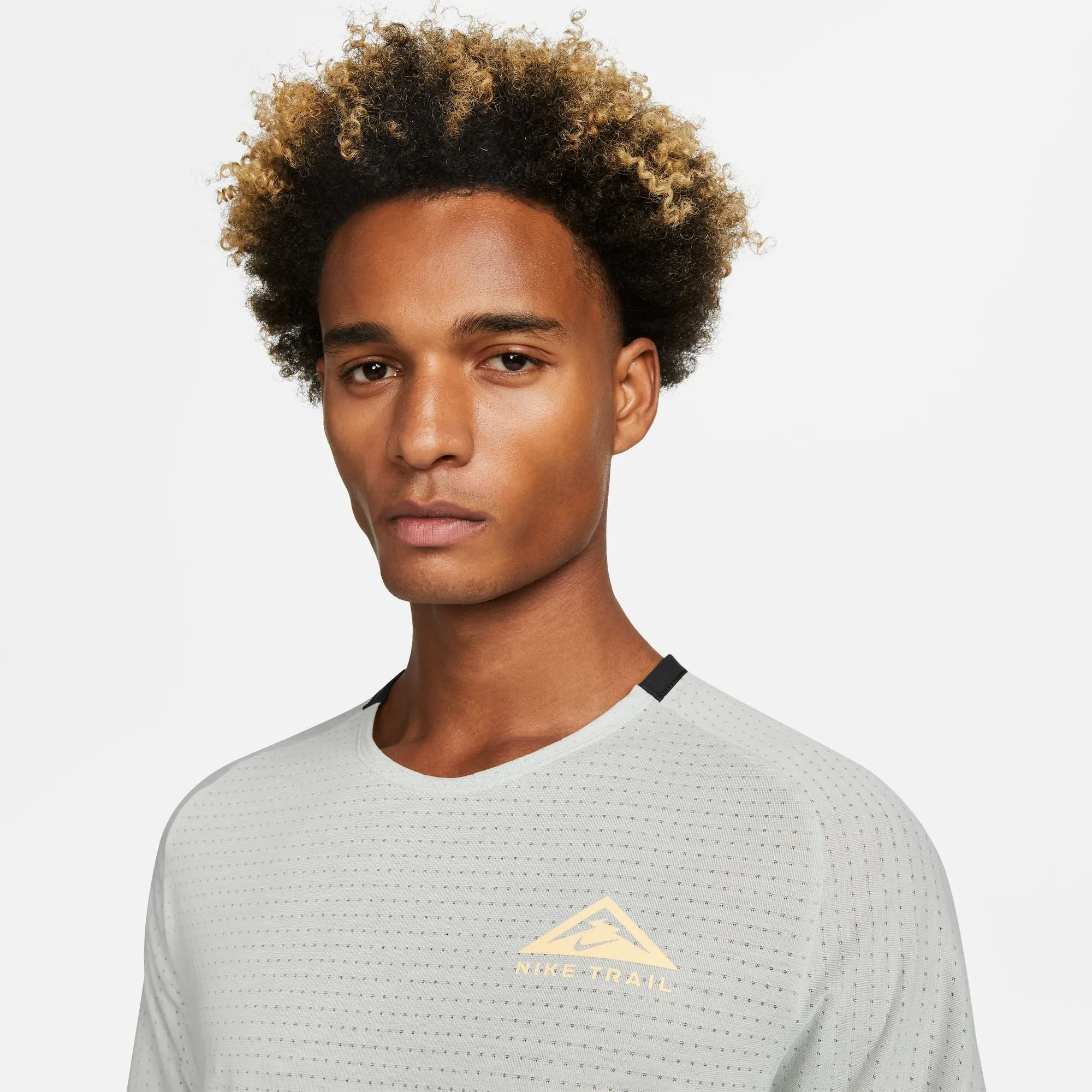 Nike Men's Dri-FIT Trail Solar Chase Tee Light Silver / Citron Pulse